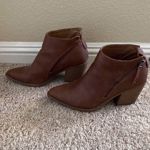 Universal Threads ankle Boots - Picture 2 of 6